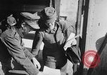 Standbild Deutsche Soldaten demobilisiert nach Übergabe Deutschland, 1945, aus Sekunde 20 historischem Filmmaterial Videoclip 65675053400