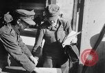 Standbild Deutsche Soldaten demobilisiert nach Übergabe Deutschland, 1945, aus Sekunde 21 historischem Filmmaterial Videoclip 65675053400