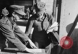Standbild Deutsche Soldaten demobilisiert nach Übergabe Deutschland, 1945, aus Sekunde 22 historischem Filmmaterial Videoclip 65675053400
