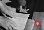 Standbild Deutsche Soldaten demobilisiert nach Übergabe Deutschland, 1945, aus Sekunde 25 historischem Filmmaterial Videoclip 65675053400