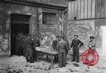 Standbild Deutsche Soldaten demobilisiert nach Übergabe Deutschland, 1945, aus Sekunde 26 historischem Filmmaterial Videoclip 65675053400