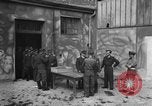 Standbild Deutsche Soldaten demobilisiert nach Übergabe Deutschland, 1945, aus Sekunde 27 historischem Filmmaterial Videoclip 65675053400