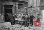 Standbild Deutsche Soldaten demobilisiert nach Übergabe Deutschland, 1945, aus Sekunde 28 historischem Filmmaterial Videoclip 65675053400