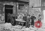 Standbild Deutsche Soldaten demobilisiert nach Übergabe Deutschland, 1945, aus Sekunde 29 historischem Filmmaterial Videoclip 65675053400