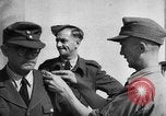 Standbild Deutsche Soldaten demobilisiert nach Übergabe Deutschland, 1945, aus Sekunde 30 historischem Filmmaterial Videoclip 65675053400