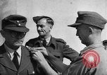 Standbild Deutsche Soldaten demobilisiert nach Übergabe Deutschland, 1945, aus Sekunde 31 historischem Filmmaterial Videoclip 65675053400