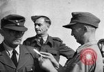 Standbild Deutsche Soldaten demobilisiert nach Übergabe Deutschland, 1945, aus Sekunde 32 historischem Filmmaterial Videoclip 65675053400