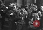 Standbild Deutsche Soldaten demobilisiert nach Übergabe Deutschland, 1945, aus Sekunde 43 historischem Filmmaterial Videoclip 65675053400