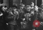 Standbild Deutsche Soldaten demobilisiert nach Übergabe Deutschland, 1945, aus Sekunde 44 historischem Filmmaterial Videoclip 65675053400