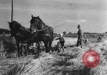 Standbild Deutsche Soldaten demobilisiert nach Übergabe Deutschland, 1945, aus Sekunde 52 historischem Filmmaterial Videoclip 65675053400