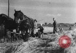 Standbild Deutsche Soldaten demobilisiert nach Übergabe Deutschland, 1945, aus Sekunde 53 historischem Filmmaterial Videoclip 65675053400
