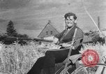 Standbild Deutsche Soldaten demobilisiert nach Übergabe Deutschland, 1945, aus Sekunde 58 historischem Filmmaterial Videoclip 65675053400