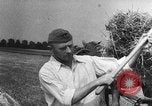 Standbild Deutsche Soldaten demobilisiert nach Übergabe Deutschland, 1945, aus Sekunde 62 historischem Filmmaterial Videoclip 65675053400