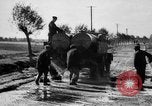 Standbild Straßenbau Deutschland, 1939, aus Sekunde 29 historischem Filmmaterial Videoclip 65675053411