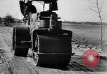 Standbild Straßenbau Deutschland, 1939, aus Sekunde 31 historischem Filmmaterial Videoclip 65675053411