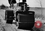 Standbild Straßenbau Deutschland, 1939, aus Sekunde 32 historischem Filmmaterial Videoclip 65675053411