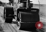 Standbild Straßenbau Deutschland, 1939, aus Sekunde 33 historischem Filmmaterial Videoclip 65675053411