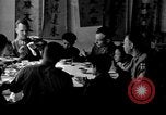 Image des soldats américains dîner avec les enfants chinois Chine, 1943, de la seconde 1 séquences d'archives historiques vidéo 65675053427