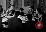 Image des soldats américains dîner avec les enfants chinois Chine, 1943, de la seconde 3 séquences d'archives historiques vidéo 65675053427