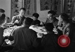 Image des soldats américains dîner avec les enfants chinois Chine, 1943, de la seconde 4 séquences d'archives historiques vidéo 65675053427