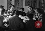 Image des soldats américains dîner avec les enfants chinois Chine, 1943, de la seconde 5 séquences d'archives historiques vidéo 65675053427