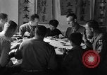 Image des soldats américains dîner avec les enfants chinois Chine, 1943, de la seconde 6 séquences d'archives historiques vidéo 65675053427