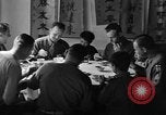 Image des soldats américains dîner avec les enfants chinois Chine, 1943, de la seconde 7 séquences d'archives historiques vidéo 65675053427