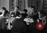 Image des soldats américains dîner avec les enfants chinois Chine, 1943, de la seconde 8 séquences d'archives historiques vidéo 65675053427