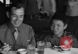 Image des soldats américains dîner avec les enfants chinois Chine, 1943, de la seconde 9 séquences d'archives historiques vidéo 65675053427