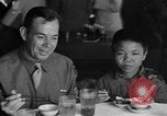 Image des soldats américains dîner avec les enfants chinois Chine, 1943, de la seconde 10 séquences d'archives historiques vidéo 65675053427