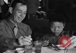 Image des soldats américains dîner avec les enfants chinois Chine, 1943, de la seconde 11 séquences d'archives historiques vidéo 65675053427