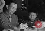 Image des soldats américains dîner avec les enfants chinois Chine, 1943, de la seconde 12 séquences d'archives historiques vidéo 65675053427