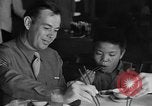 Image des soldats américains dîner avec les enfants chinois Chine, 1943, de la seconde 13 séquences d'archives historiques vidéo 65675053427