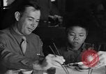 Image des soldats américains dîner avec les enfants chinois Chine, 1943, de la seconde 14 séquences d'archives historiques vidéo 65675053427