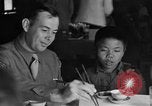 Image des soldats américains dîner avec les enfants chinois Chine, 1943, de la seconde 15 séquences d'archives historiques vidéo 65675053427