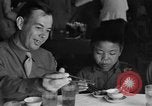Image des soldats américains dîner avec les enfants chinois Chine, 1943, de la seconde 16 séquences d'archives historiques vidéo 65675053427