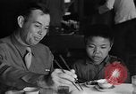 Image des soldats américains dîner avec les enfants chinois Chine, 1943, de la seconde 17 séquences d'archives historiques vidéo 65675053427