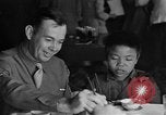 Image des soldats américains dîner avec les enfants chinois Chine, 1943, de la seconde 18 séquences d'archives historiques vidéo 65675053427