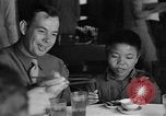 Image des soldats américains dîner avec les enfants chinois Chine, 1943, de la seconde 19 séquences d'archives historiques vidéo 65675053427
