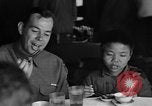 Image des soldats américains dîner avec les enfants chinois Chine, 1943, de la seconde 20 séquences d'archives historiques vidéo 65675053427