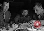 Image des soldats américains dîner avec les enfants chinois Chine, 1943, de la seconde 21 séquences d'archives historiques vidéo 65675053427