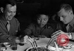 Image des soldats américains dîner avec les enfants chinois Chine, 1943, de la seconde 22 séquences d'archives historiques vidéo 65675053427