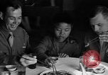 Image des soldats américains dîner avec les enfants chinois Chine, 1943, de la seconde 23 séquences d'archives historiques vidéo 65675053427