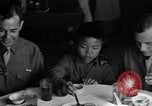 Image des soldats américains dîner avec les enfants chinois Chine, 1943, de la seconde 24 séquences d'archives historiques vidéo 65675053427