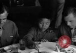 Image des soldats américains dîner avec les enfants chinois Chine, 1943, de la seconde 25 séquences d'archives historiques vidéo 65675053427