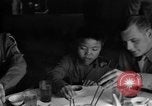 Image des soldats américains dîner avec les enfants chinois Chine, 1943, de la seconde 26 séquences d'archives historiques vidéo 65675053427