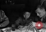 Image des soldats américains dîner avec les enfants chinois Chine, 1943, de la seconde 27 séquences d'archives historiques vidéo 65675053427