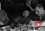 Image des soldats américains dîner avec les enfants chinois Chine, 1943, de la seconde 28 séquences d'archives historiques vidéo 65675053427