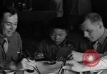 Image des soldats américains dîner avec les enfants chinois Chine, 1943, de la seconde 29 séquences d'archives historiques vidéo 65675053427