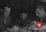 Image des soldats américains dîner avec les enfants chinois Chine, 1943, de la seconde 30 séquences d'archives historiques vidéo 65675053427